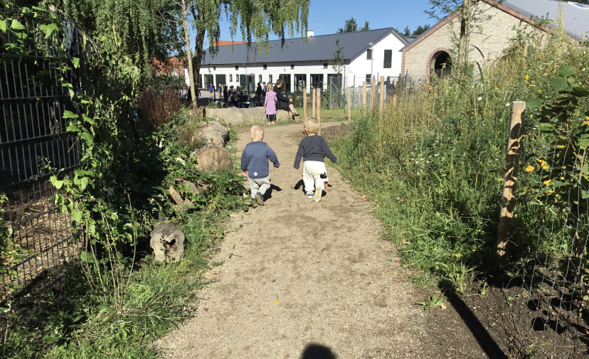 to vuggestuebørn går tur på legepladsen